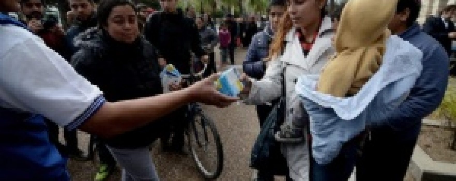 Santa Fe: regalaron leche en una protesta por despidos