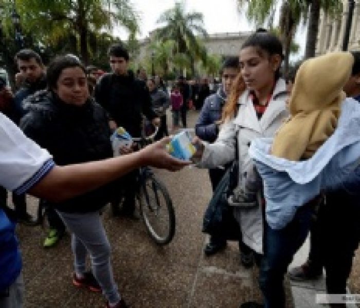 Santa Fe: regalaron leche en una protesta por despidos