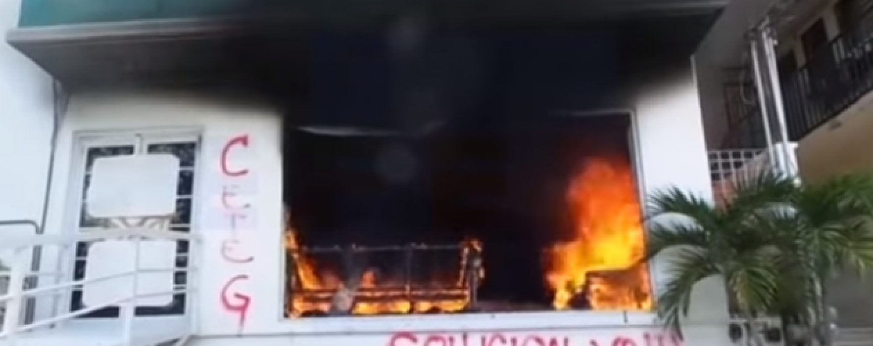 México: Maestros incendiaron la Secretaría de Educación en Chilpancingo