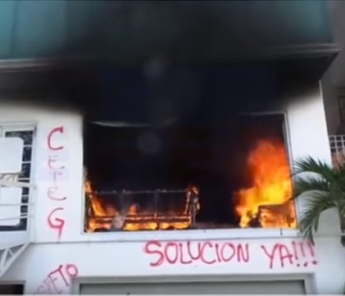 México: Maestros incendiaron la Secretaría de Educación en Chilpancingo