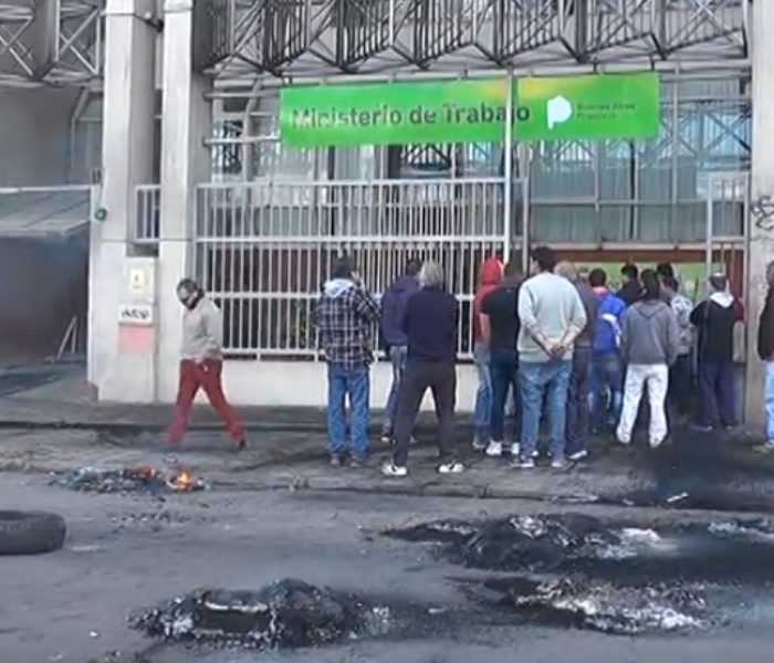 Violento reclamo de remiseros en La Plata