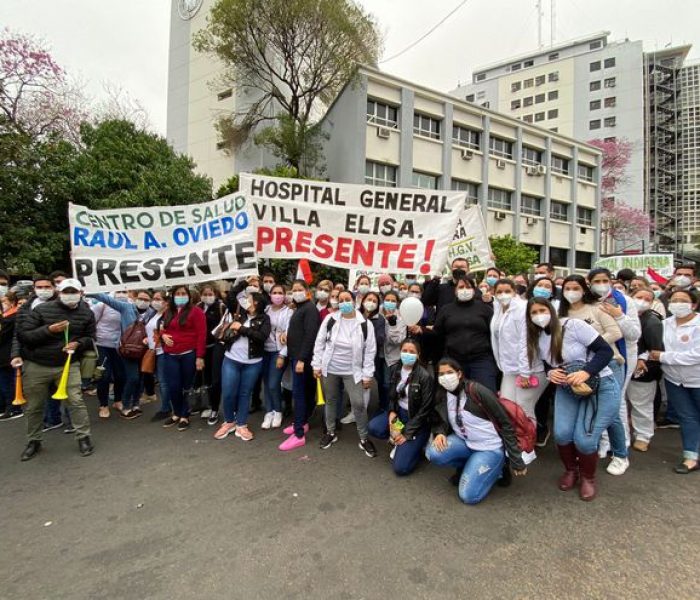 Trabajadores sanitarios de Paraguay exigen aumento salarial